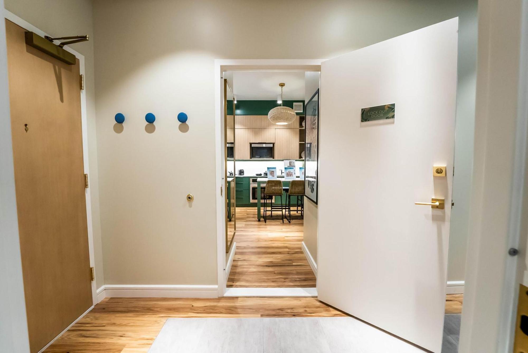 Queen Studio with Roll-In Shower - Disability Access
